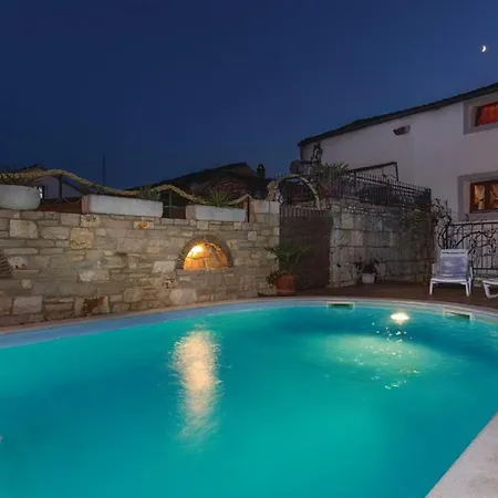 Marina Holiday House With Pool فيلة